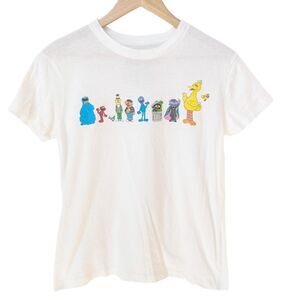 Sesame Street Short Sleeve Crewneck Character Graphic Tee. Small.